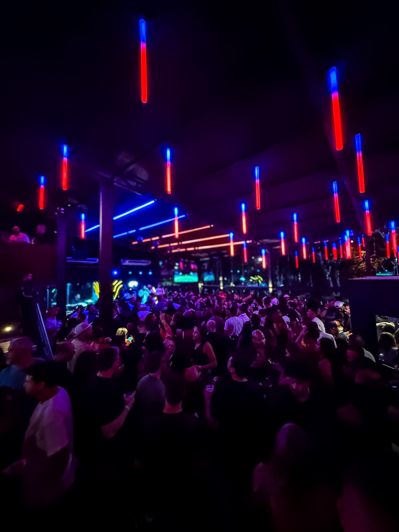 Noite iluminada no Santé Pub durante um evento